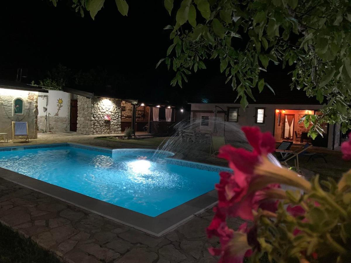 Silent Village Villa With Swimming Pool 모스타르 외부 사진